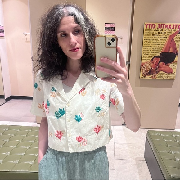 anthropologie • coral reef seashell cropped button up short sleeve collar shirt - Picture 5 of 17